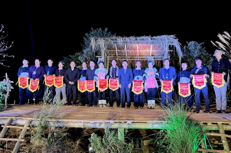 Lãnh đạo huyện Tam Đường trao cờ lưu niệm cho các đoàn tham gia Tuần Văn hoá, Du lịch huyện Tam Đường năm 2023.